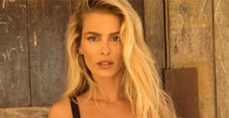 Yasmin Brunet posa com biquíni mínimo e tatuagem abaixo dos seios aparece: “Tô procurando um defeito”