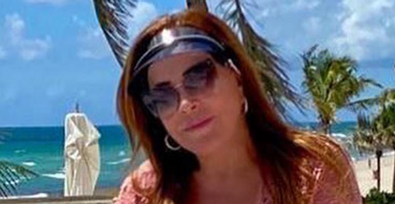 Aos 62 anos, Zilu Camargo posa com look transparente na piscina de sua mansão: “Corpaço”