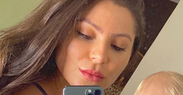 Andressa Ferreira posa coladinha no marido e do filho e encanta a web: “Família linda”
