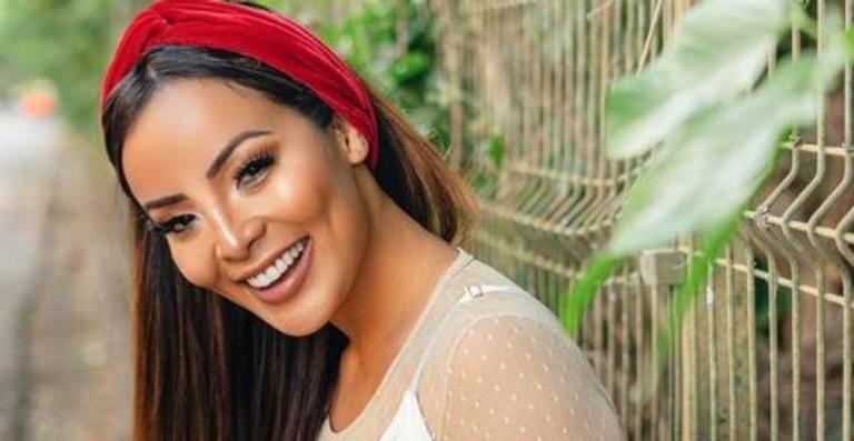 Carol Nakamura posa com maiô cavado e arranca suspiros dos seguidores