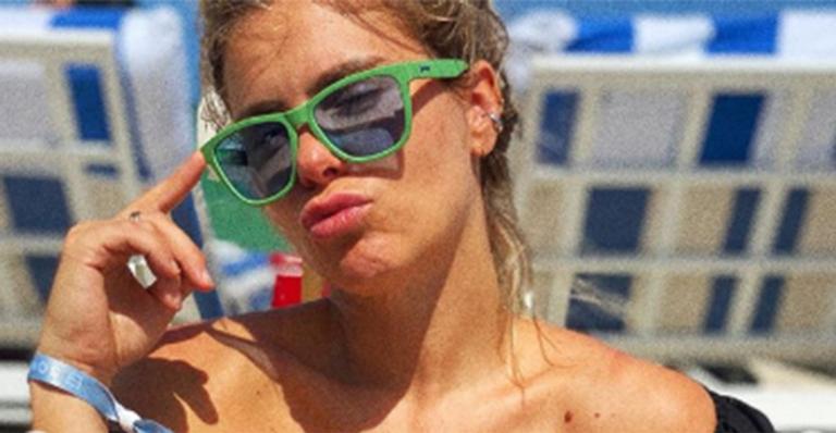 Aos 41 anos, Carolina Dieckmann posa com superdecote e dispensa sutiã: “Surra nas novinhas”