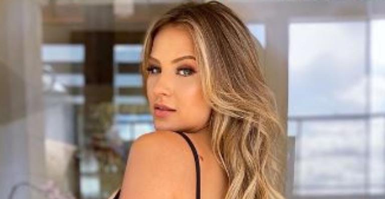 Ex-BBB Gabi Martins eleva temperatura com calcinha de oncinha e pernões musculosos roubam a cena