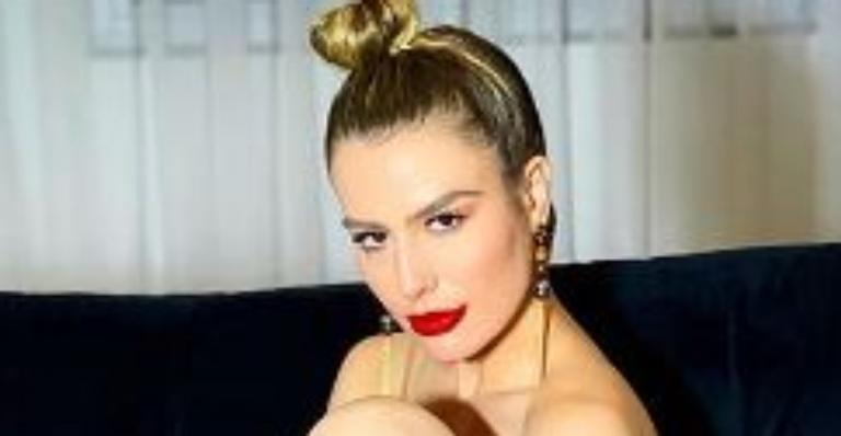 Ex-BBB Fernanda Keulla quase mostra demais ao posar completamente nua no sofá de casa: ”Maravilhosa!”