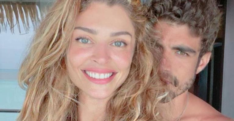 Em seu apartamento, Grazi Massafera ganha serenata de Caio Castro em momento a dois