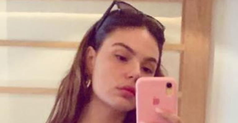 Isis Valverde surge belíssima em frente ao espelho e arranca suspiros da web: “Mais linda do que nunca”