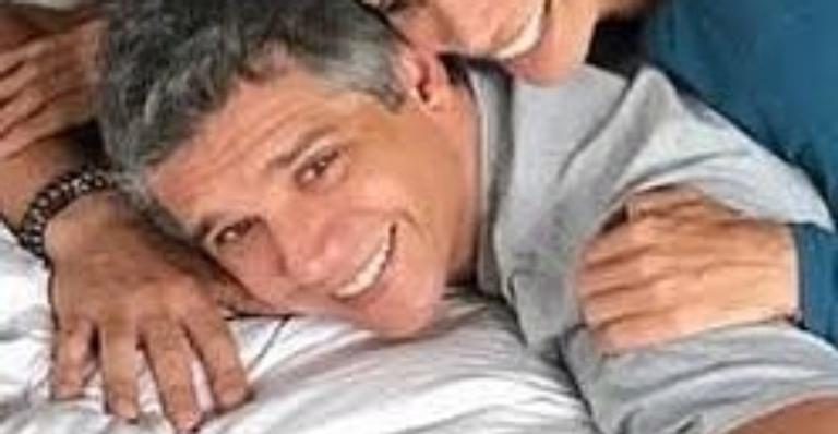 Márcio Garcia faz clique em família e Malvino Salvador brinca: “Já já to assim”
