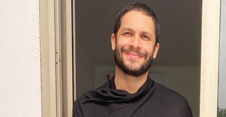 Em momento raro, Rainer Cadete surge sem camisa em clique e arranca suspiros