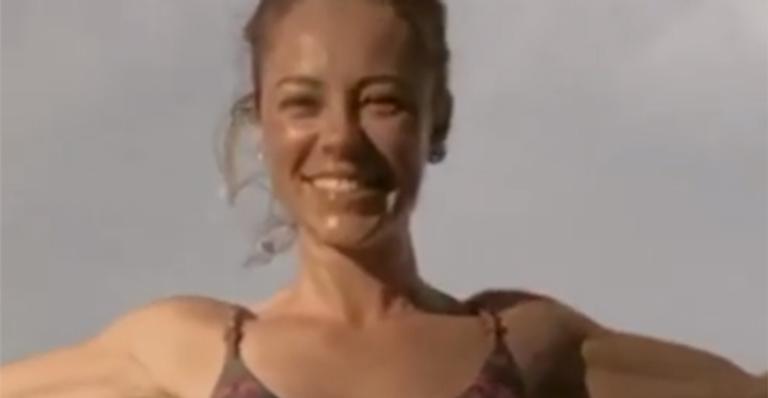 Ao natural, Paolla Oliveira balança de biquíni e exibe braços musculosos: “Sem condições”