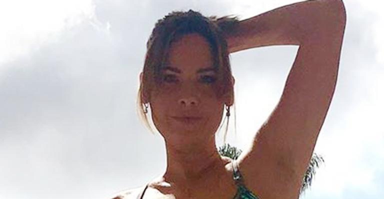 Dois meses após o parto, Mayana Moura posa com biquíni repleto de recortes: “Me divertindo”