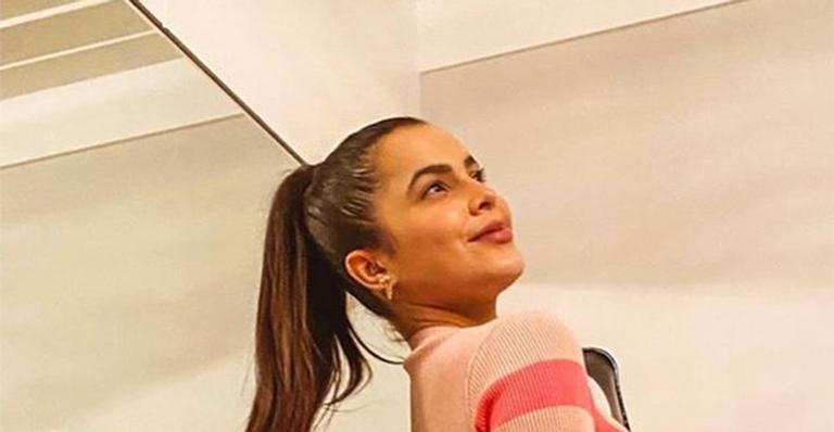 Ex-BBB Emilly Araújo causa, surge com vestido coladinho e bumbum imenso rouba a cena