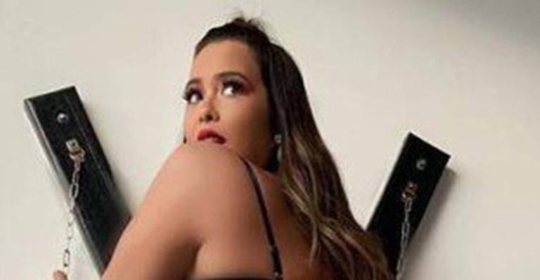 De cinta-liga, Geisy Arruda posa algemada e com body atoladinho: “Bumbum engoliu”