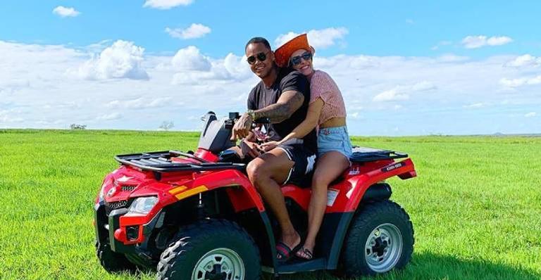 Lorena Improta faz piada sobre volta com Leo Santana: ”Me afoguei na água”
