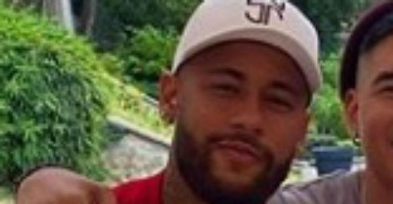 Neymar Jr. posa ao lado dos amigos e faz homenagem especial: “Sempre estiveram comigo”