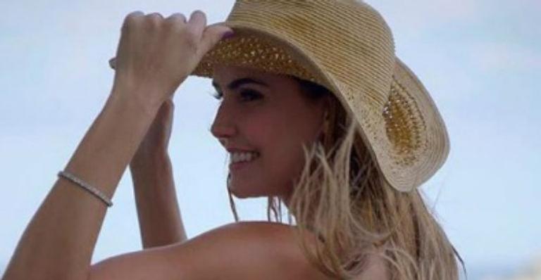 Belíssima, Deborah Secco surge só de biquíni e exibe curvas esculturais: “Aplaudindo de pé”