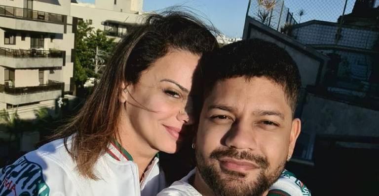 Viviane Araújo surge coladinha com o namorado e se declara: ”Amor e paz”