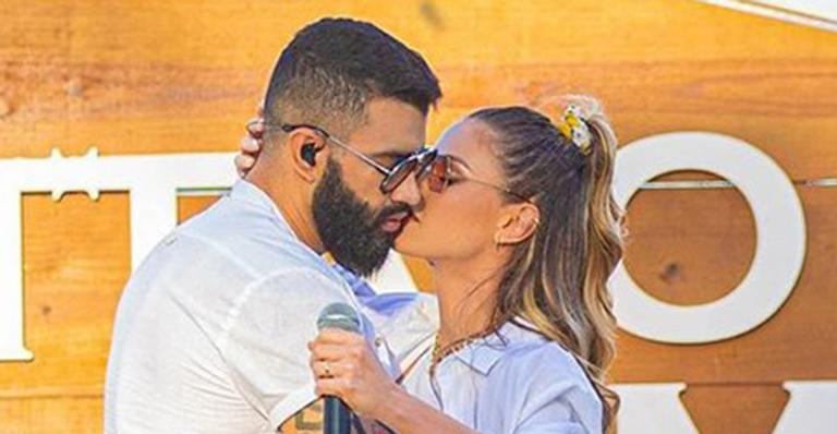 Esposa de Gusttavo Lima sobe no palco de show do marido e critica shortinho mínimo: “Muito curto”