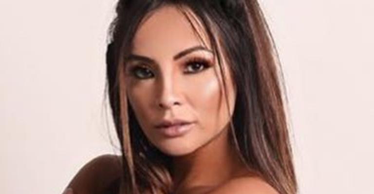 Carol Nakamura surge só de calcinha e exibe tatuagem estratégica: “Lindíssima”
