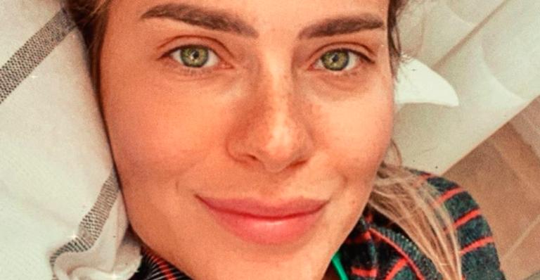 Aos 41 anos, Carolina Dieckmann posa com jeans rasgado e mostra barriga sequinha: “Não dou conta”