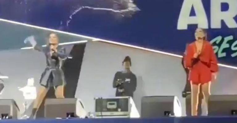Como assim? Maiara “joga” copo em Maraisa durante show e fãs ficam confusos