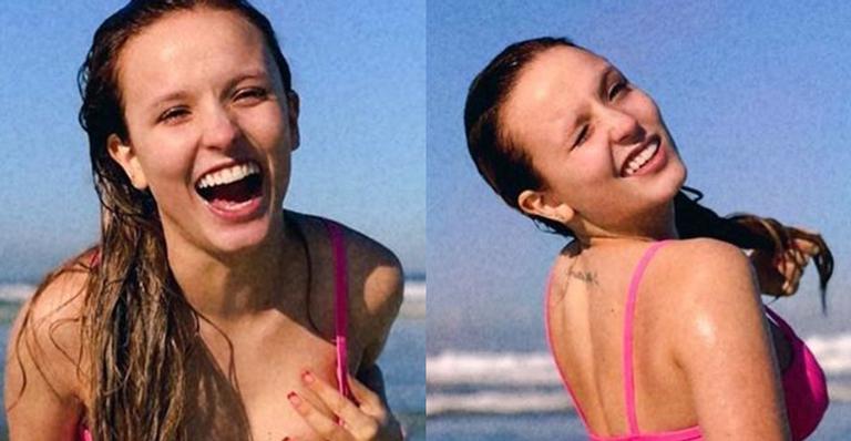 Que espetáculo! Larissa Manoela empina o bumbum ao posar de biquíni durante banho de mar