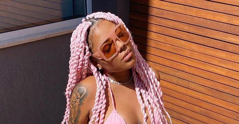 De biquíni, Ludmilla posa exibindo uma barriga impressionante na piscina de sua mansão: “Ativando melanina”