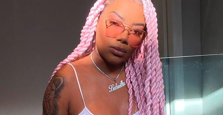 Ludmilla posa de regata branca e transparente sem nada por baixo e causa: “Surra de beleza”