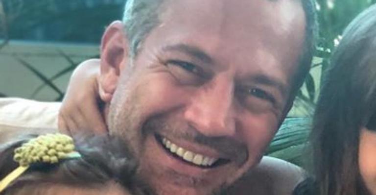 Malvino Salvador encanta ao surgir agarradinho com as três filhas: “Minhas princesas”