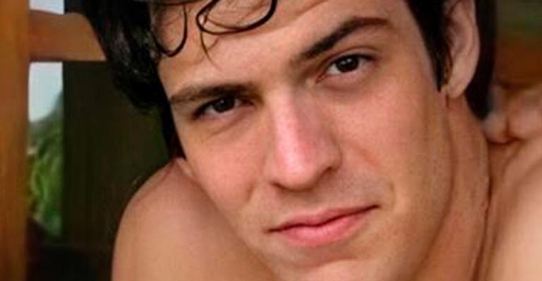 Mateus Solano surpreende em antes e depois ao lado do pai e web reage à semelhança: “É pai dele mesmo”