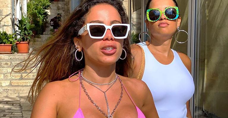 Na Croácia, Anitta quase mostra demais ao ser flagrada de microbiquíni por ex-BBB