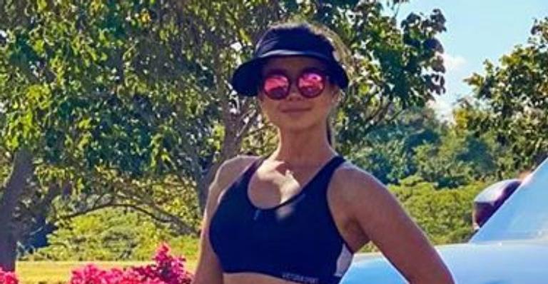 Paula Fernandes ostenta barriguinha sequinha em frente ao seu carrão avaliado em R$400 mil