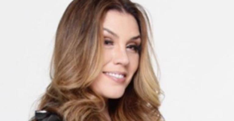 Simony esbanja sensualidade e reflete sobre maldade das pessoas na web: “Aqui é só amor”