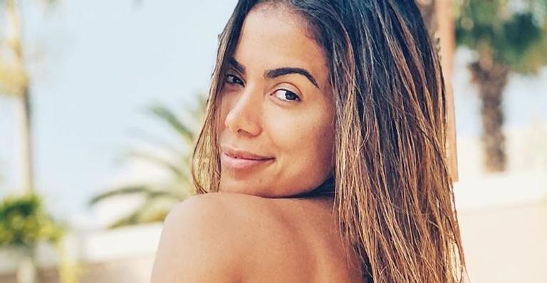 Anitta rebate críticas de seguidor sobre ‘bumbum flácido’ e transparência: “Estou me amando”