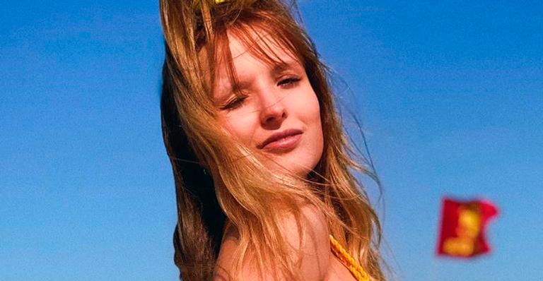 De biquíni fio-dental, Larissa Manoela empina bumbum na praia e agrada: “Garota de Ipanema”