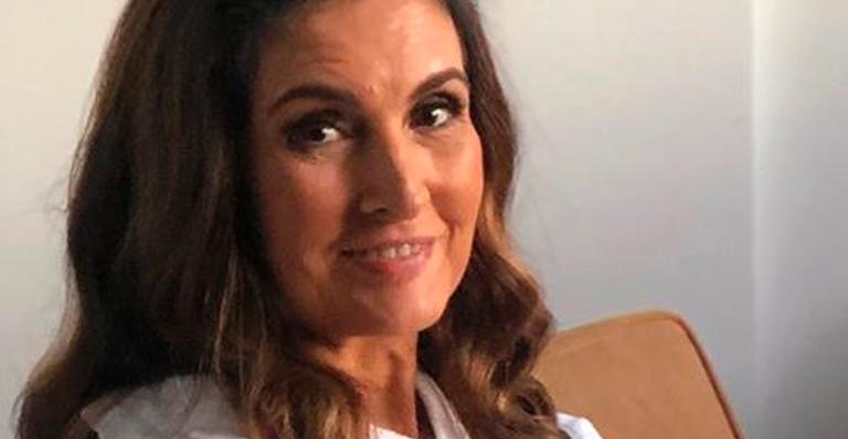 Fátima Bernardes surge só de roupão nos bastidores da Globo e fãs analisam: “Que pernas lindas”