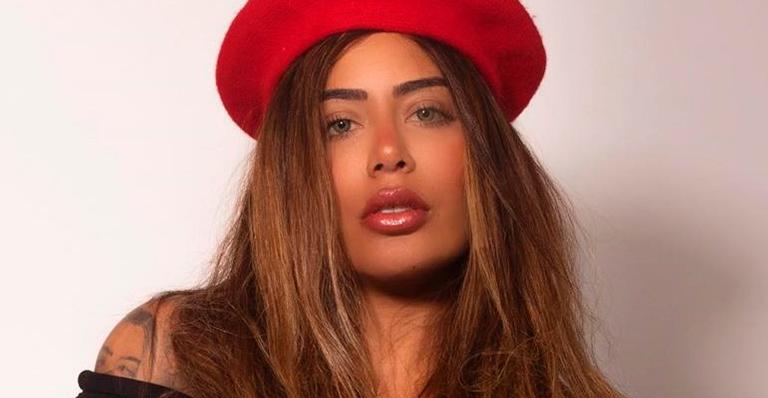 Irmã gata de Neymar Jr., Rafaella Santos posa com shortinho mínimo e ostenta pernões