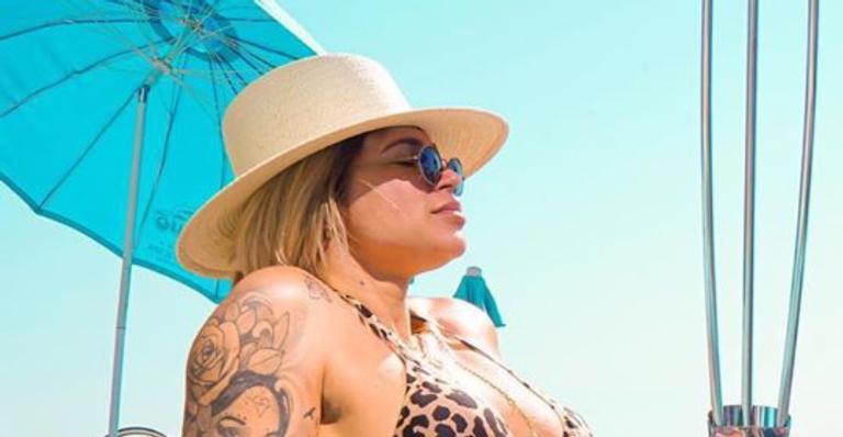 Mãe de três, Dani Souza ostenta barriguinha chapada e pernões musculosos roubam a cena