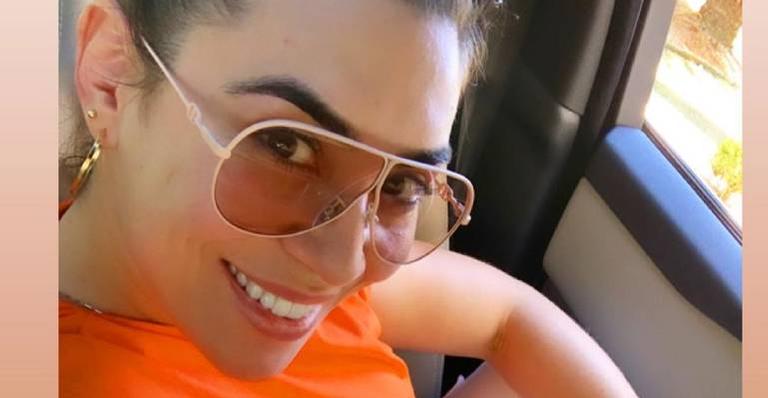 Naiara Azevedo exibe calça larga na cintura e comemora corpo mais magro