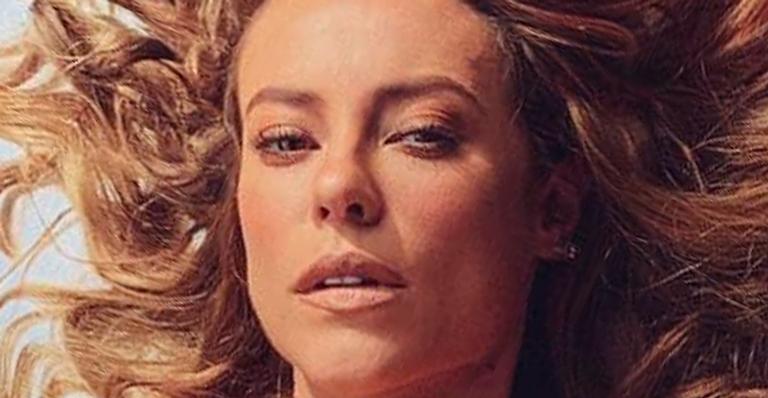 Paolla Oliveira ostenta beleza com vestidinho preto decotado e seguidores aprovam: “Parece uma pintura”