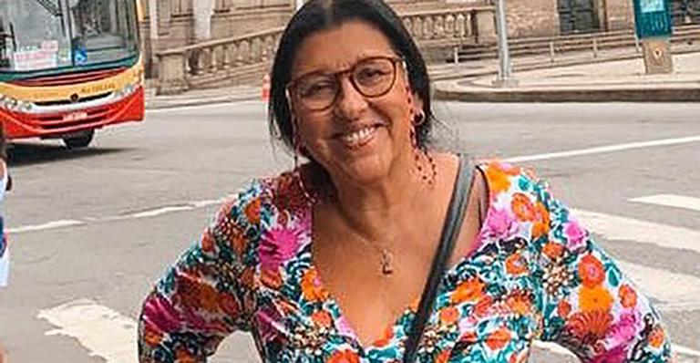Regina Casé surge com o filho no colo em momento fofíssimo e encanta seguidores: “Ele está grandão”