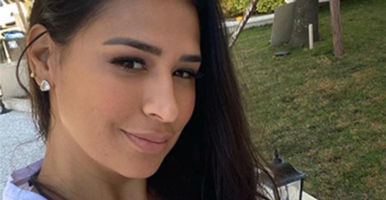 Acariciando a barriguinha, Simone posa feliz após anunciar gravidez: “Primeira selfie”