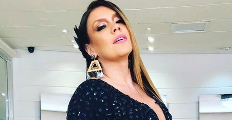 Simony mostra pernas musculosas e decotão em microvestido e agrada: “Poderosa”