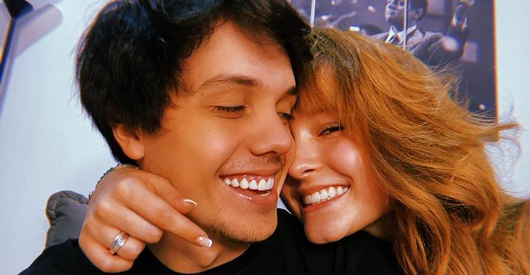 Só de roupa de banho, Larissa Manoela e Leo Cidade surgem agarradinhos na praia: “Amor”