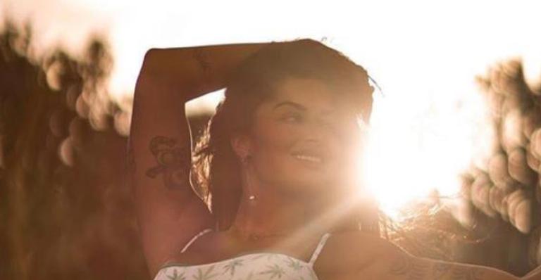 Aline Riscado ostenta seu corpo escultural e maiô cavadíssimo e controverso vira assunto
