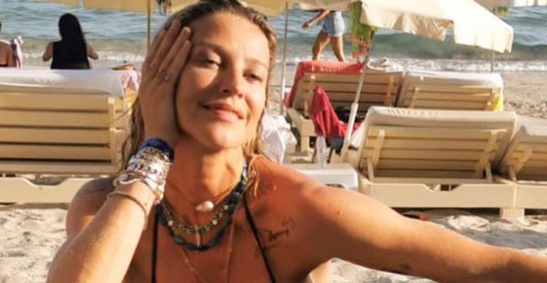 Aos 43 anos, Luana Piovani ostenta corpão invejável em clique topless: ”Perfeita!”