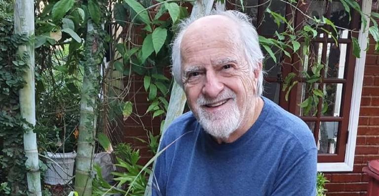Ary Fontoura solta a voz e encanta colegas de profissão ao surgir cantando