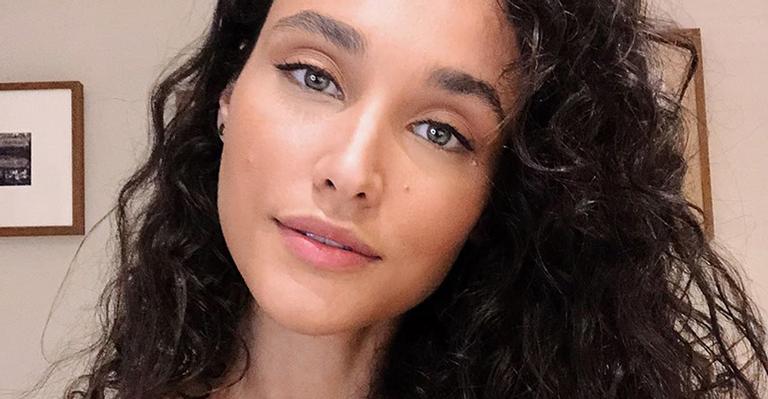 Débora Nascimento explode o fofurômetro ao mostrar clique da filha com pets: “As sapecas”