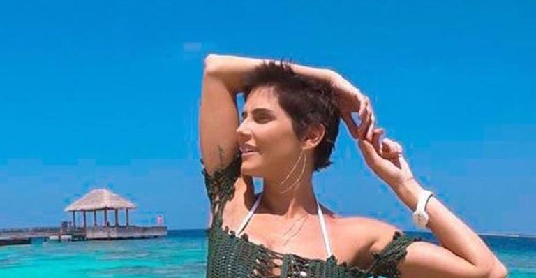 Deborah Secco ostenta curvas espetaculares e tatuagem íntima em clique de biquíni