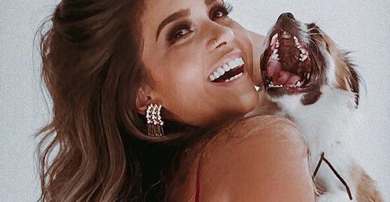 Ex-BBB Gizelly Bicalho posa de lingerie fio-dental e bumbum empinado rende elogios: “Espetáculo”