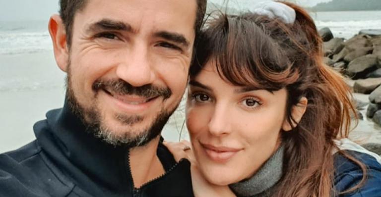 Felipe Andreoli tatua rosto de Rafa Brites para celebrar 10 anos de relacionamento: “Transbordei de amor”