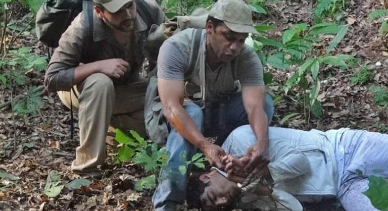 Fina Estampa: Após cair em precipício, Antenor é encontrado por caçadores no meio do matagal